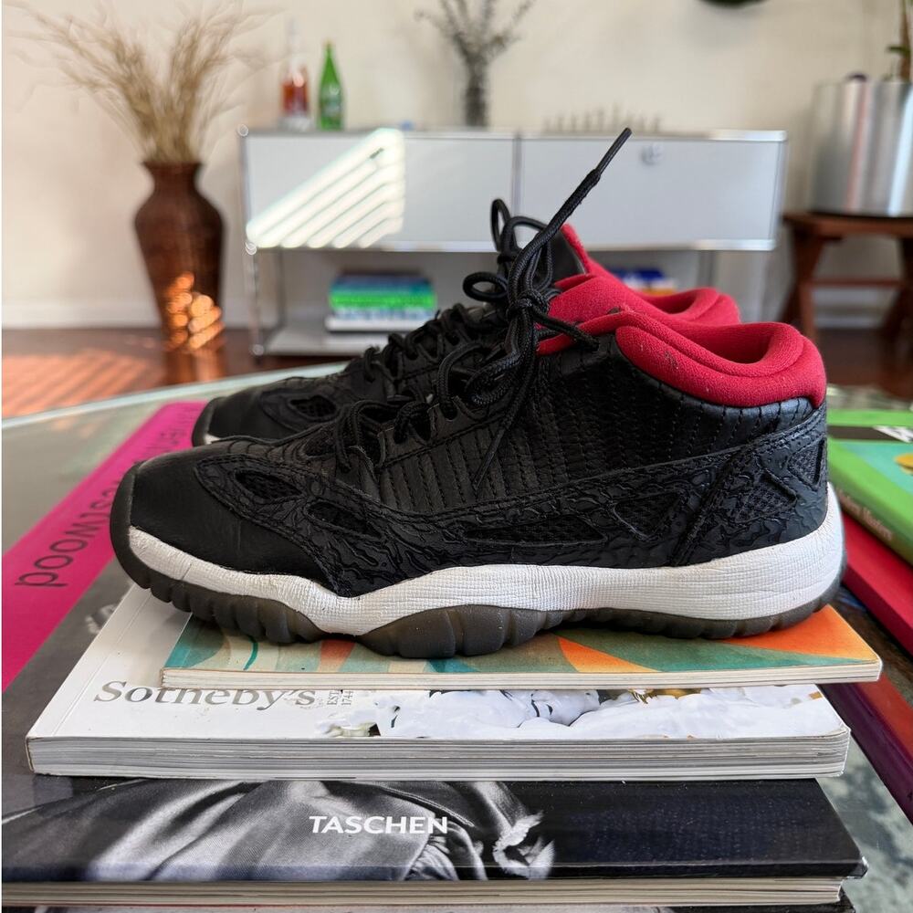 Jordan 11 IE Low Retro Black Red 2011 4.5Y 306006-001